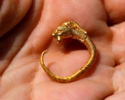Many archaeological remains were recovered from the site including a 4-centimeter-long filigree gold jewel (belonging to the third or second century) 